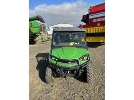 Photo 2. John Deere XUV 550 GREEN Atvs Gators