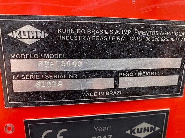 Photo 3. Kuhn SDE 3000 airseeder