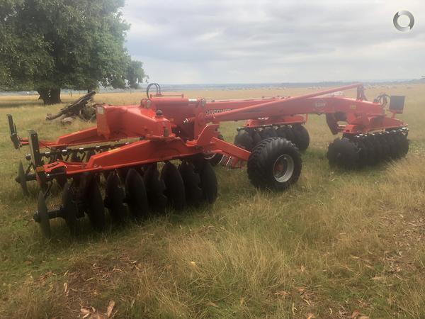 Photo 3. Kuhn XM232 cultivator
