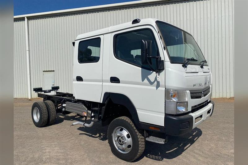 Photo 2. Fuso Canter 4X4 truck