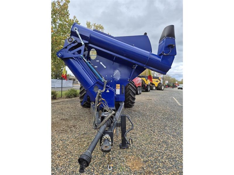 Photo 4. Davimac 35T dual axle chaser bin
