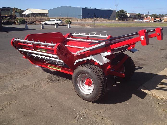 Photo 5. Willies Manufacturing industries elite round bale feeder