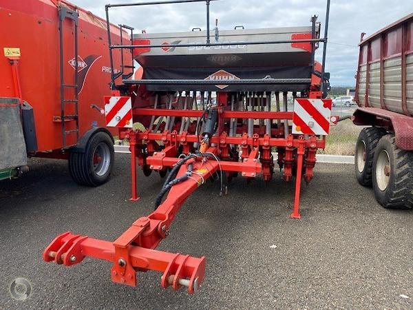 Photo 4. Kuhn SDE 3000 airseeder