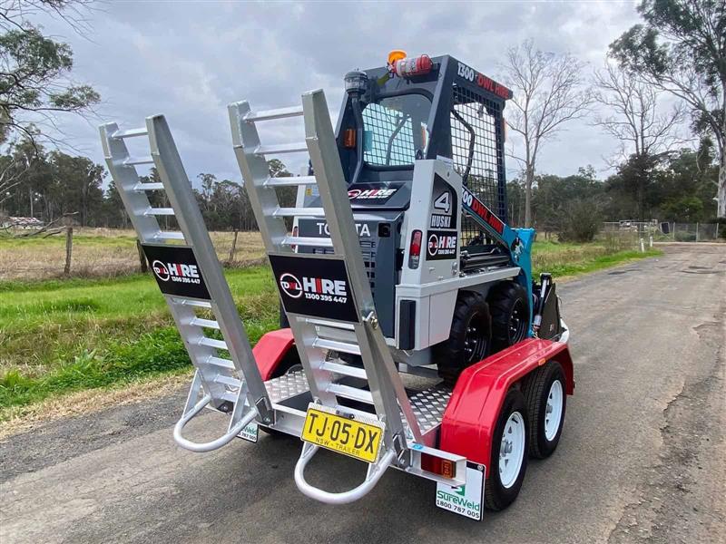 Photo 3. Toyota 4SDK4 mini tight access skid steer loader