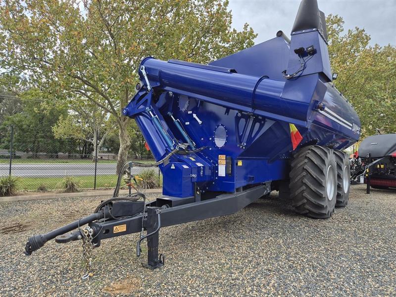 Photo 3. Davimac 35T dual axle chaser bin