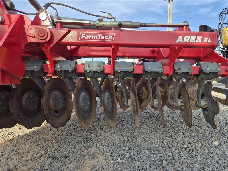 Photo 3. Unia Ares XL airseeder