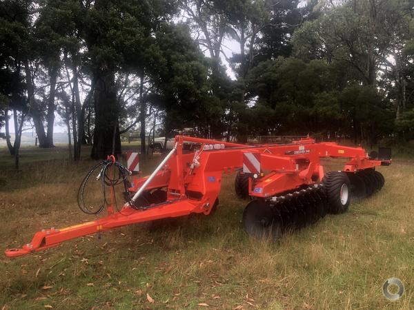 Photo 4. Kuhn XM232 cultivator