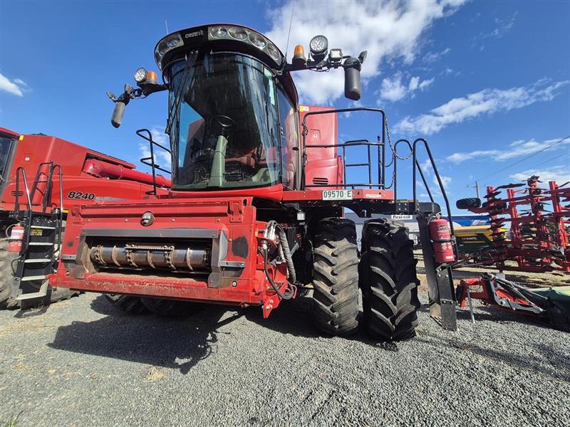 Photo 4. Case IH 8240 combine harvester