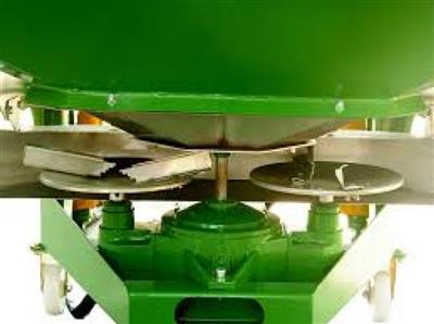 Photo 3. DONDER FERTILISER SPREADER