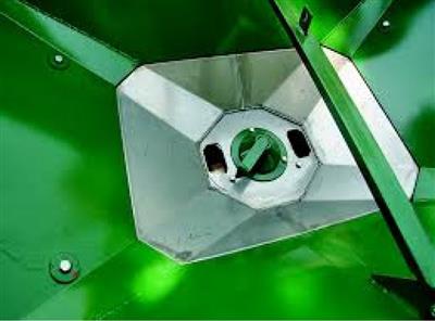 Photo 5. DONDER FERTILISER SPREADER