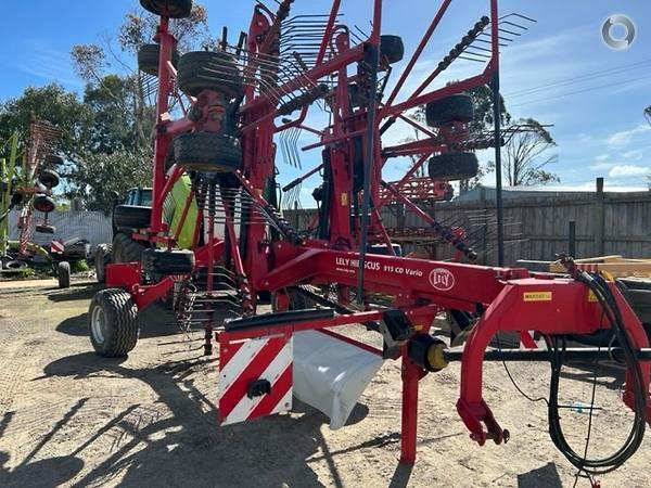 Photo 4. Lely Hibiscus 915 CD hay rake