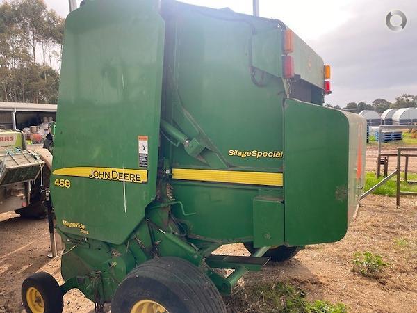 Photo 4. John Deere 458 round baler
