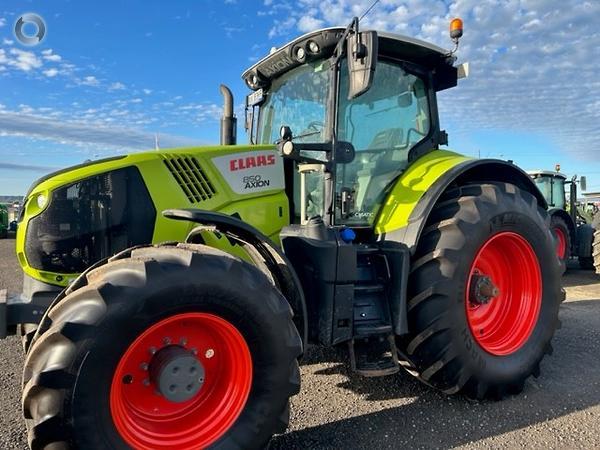 Photo 5. Claas Axion 850 CMATIC tractor