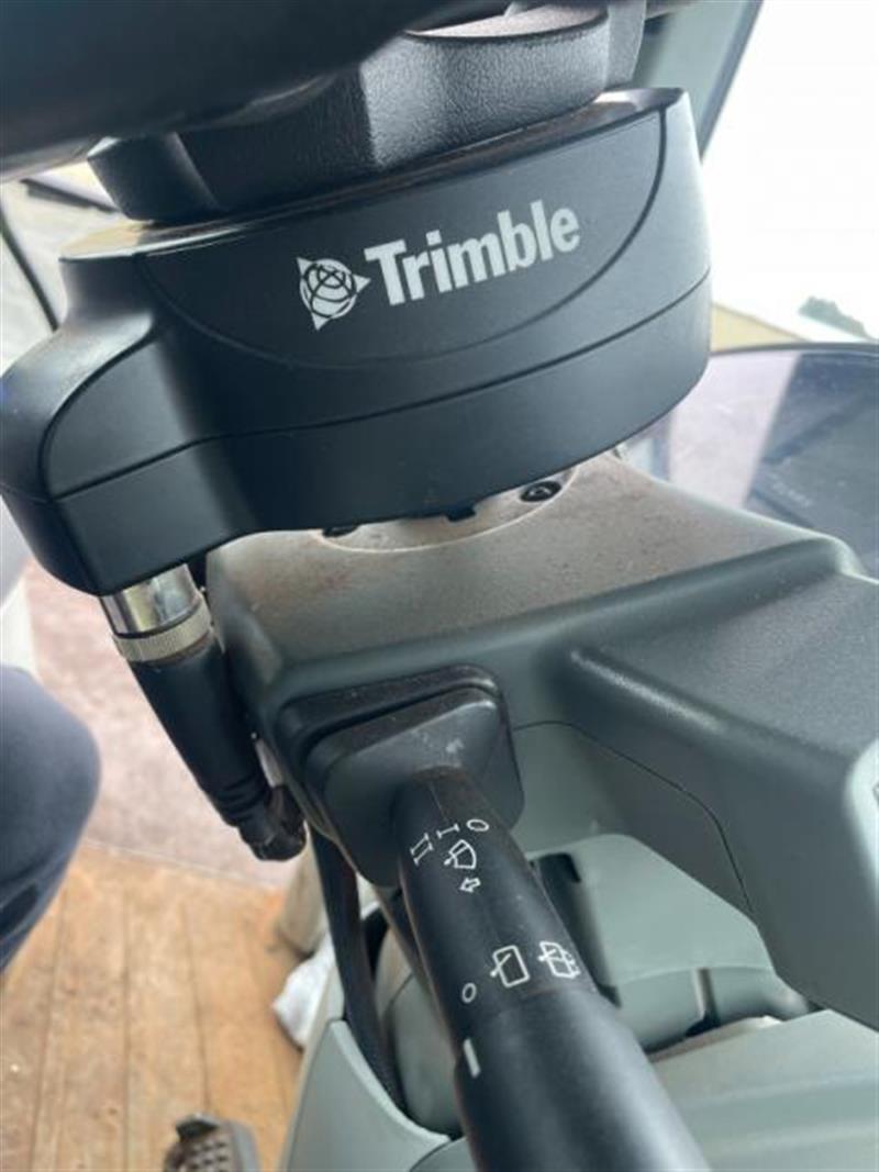 Photo 2. Claas Axion 830 tractor