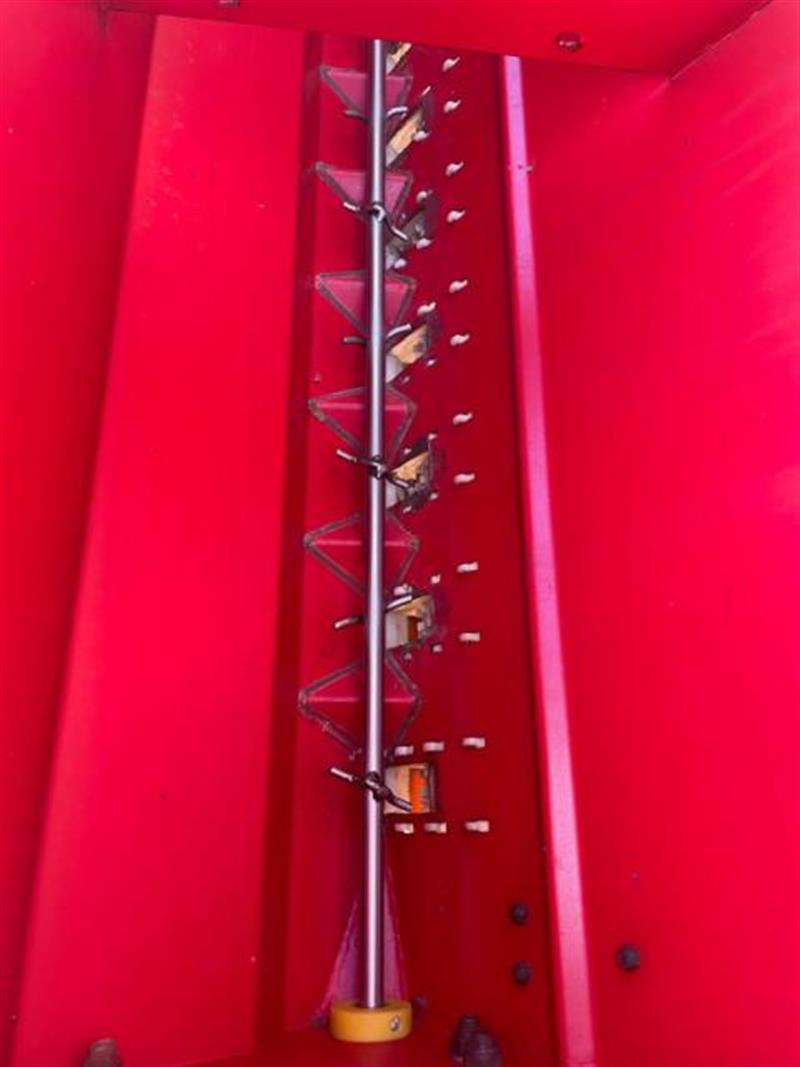 Photo 3. Duncan MK3 Renovator airseeder