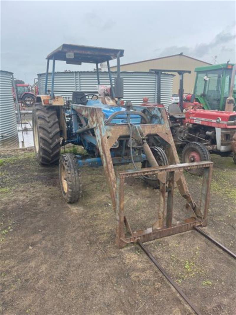 Photo 5. Ford 4610 2wd tractor