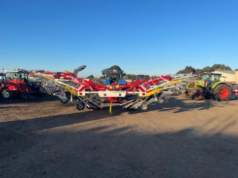 Photo 3. Pottinger TOP 1252C rake