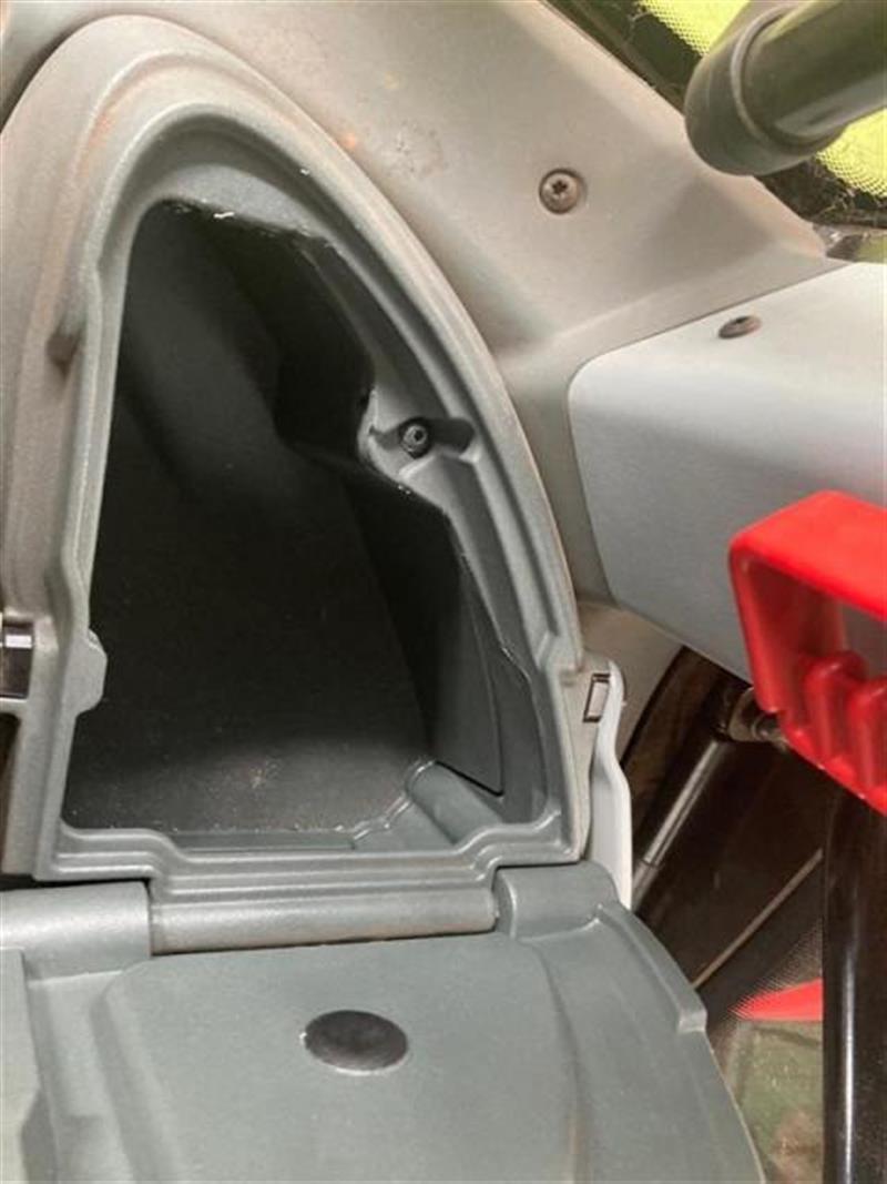 Photo 4. Claas AXION 800 tractor