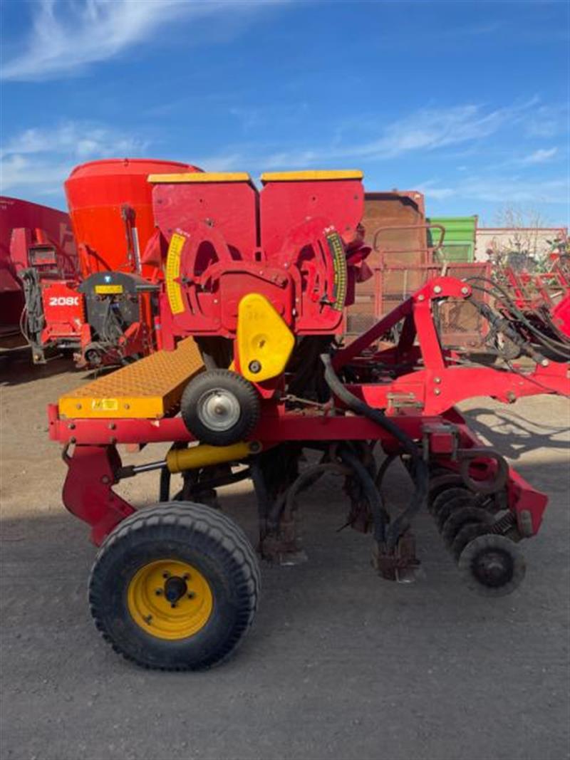 Photo 5. Duncan MK3 Renovator airseeder