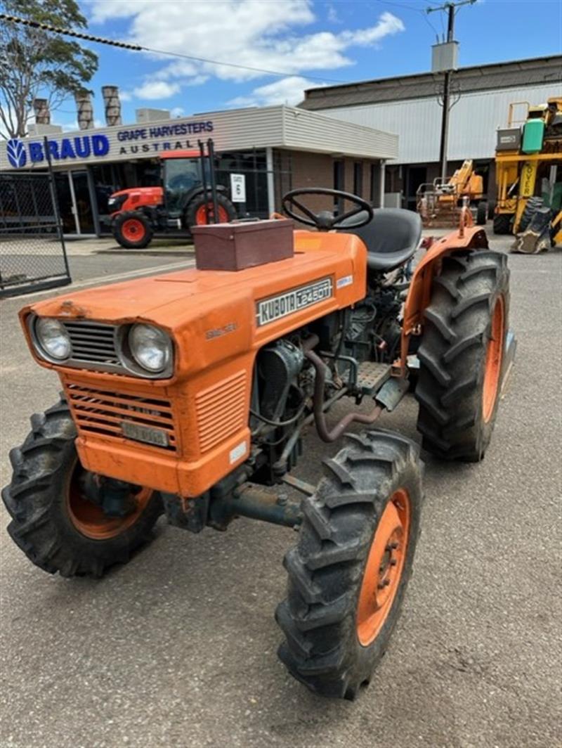 Photo 3. Kubota L245DT