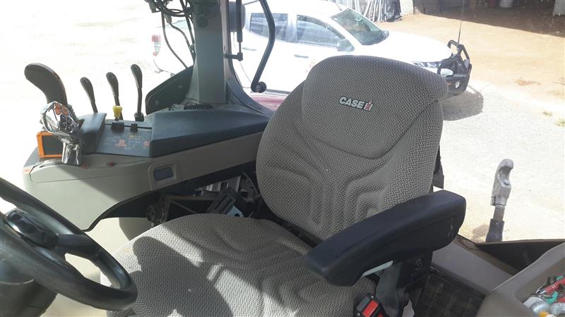 Photo 5. Case IH Puma 165 Tractor & Vision Lift 65