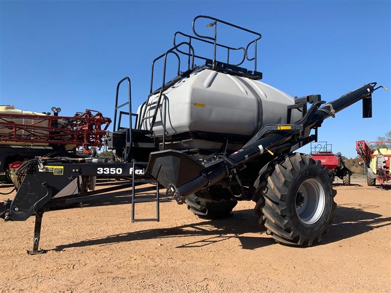 Photo 2. Flexi-Coil 3350 TBT Air Cart