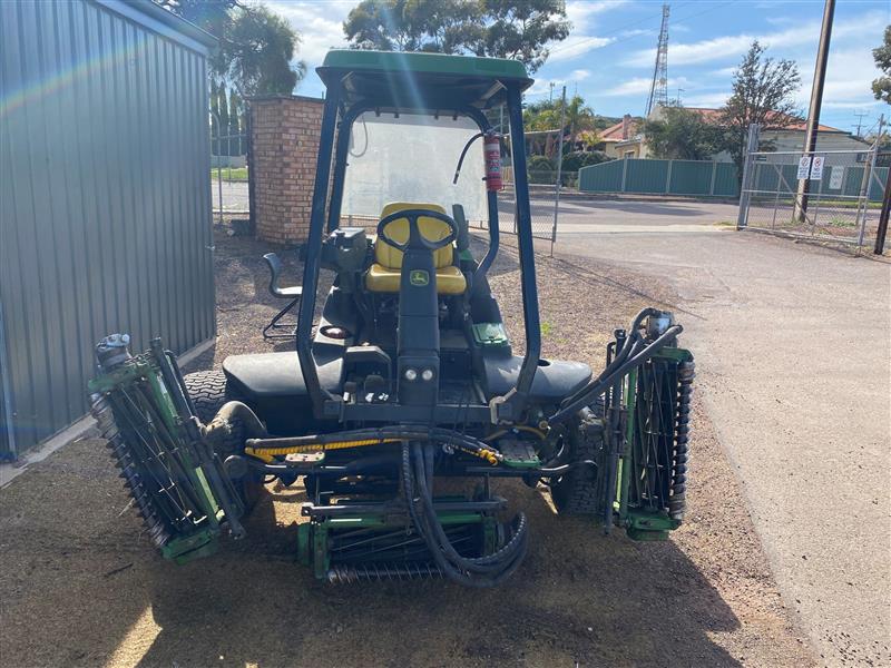 Photo 2. John Deere 3235C Fairway mower