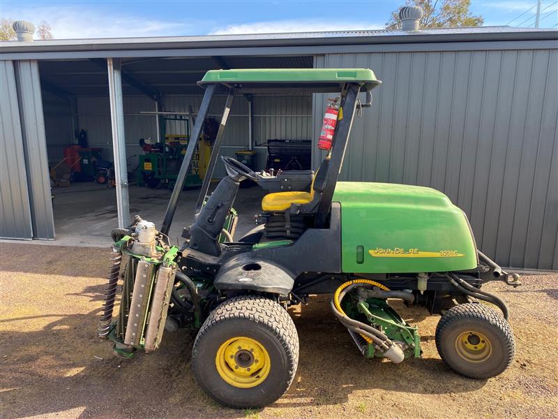 Photo 4. John Deere 3235C Fairway mower