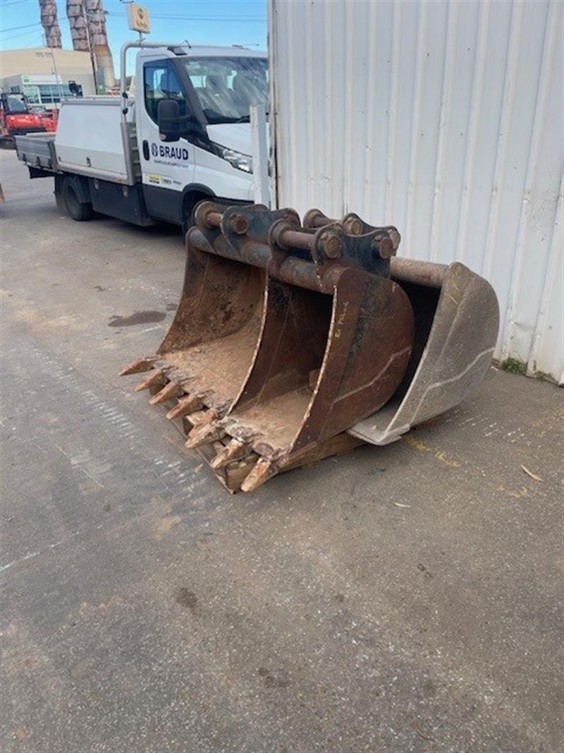 Photo 4. Kubota KX080-3 mini excavator