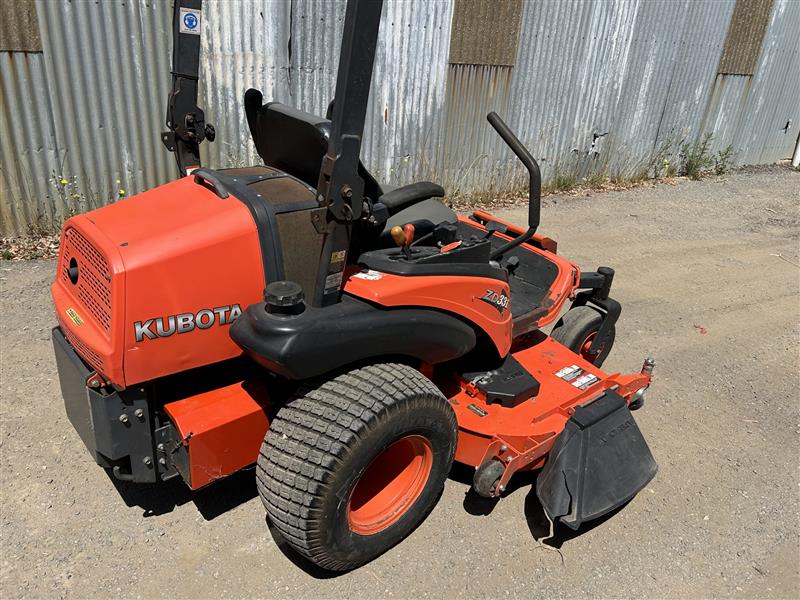 Photo 4. Kubota ZD331 Zero Turn Mower
