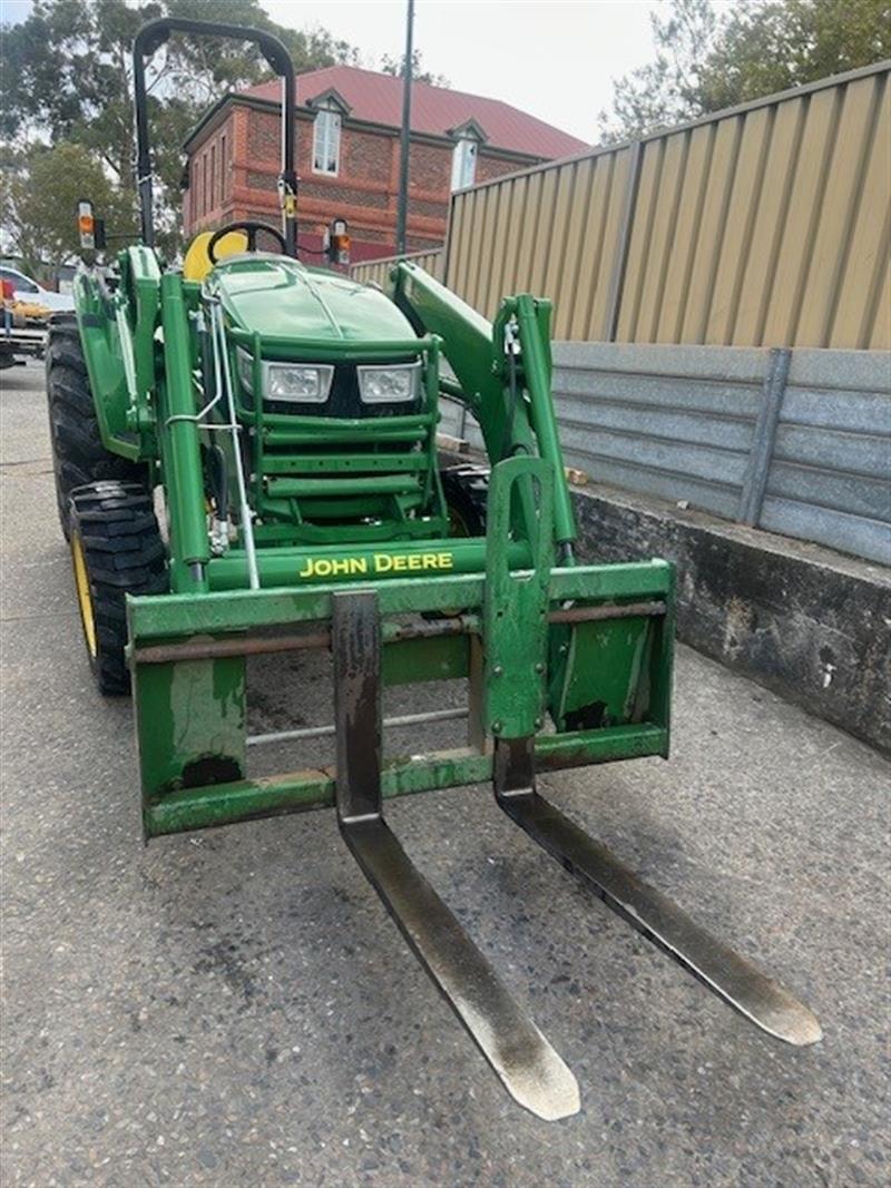 Photo 5. John Deere 4066M tractor with loader