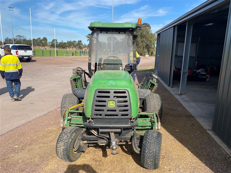 Photo 2. John Deere 353C Fairway Mower