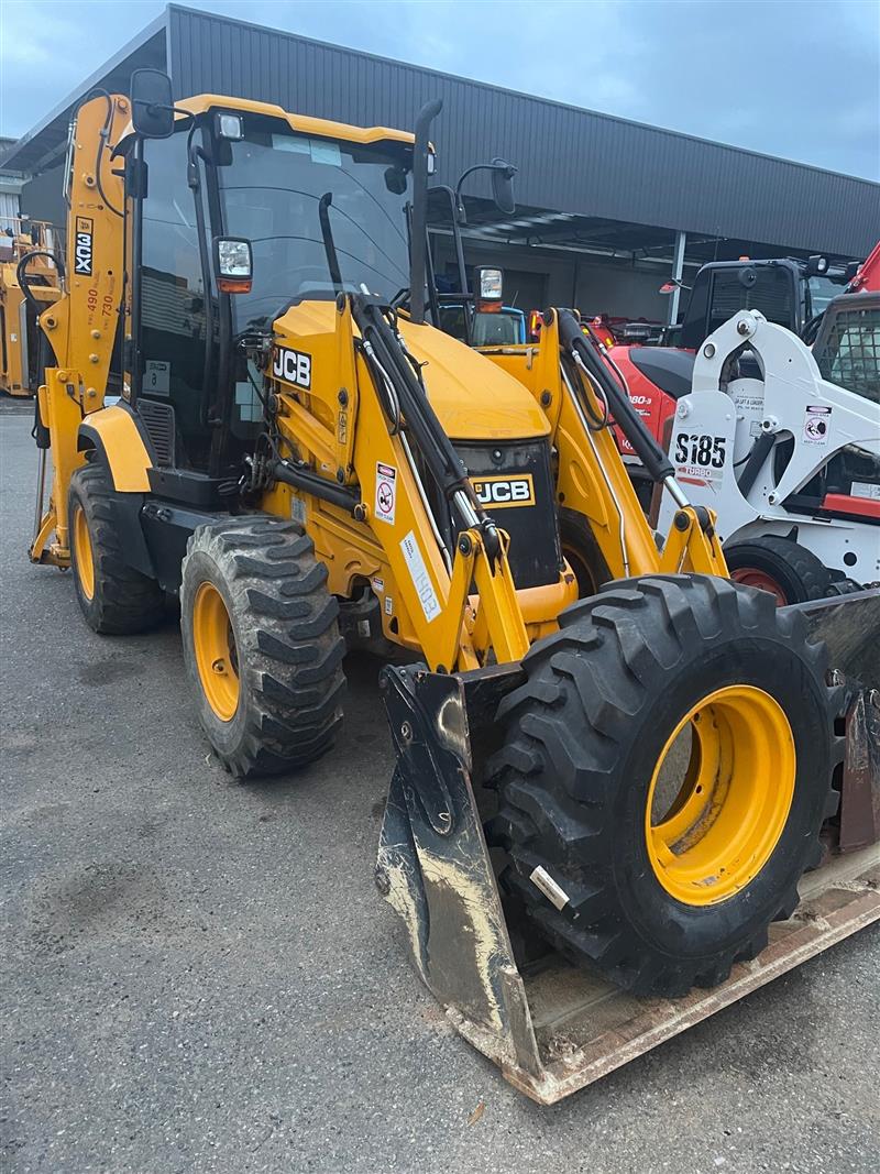 Photo 2. Loader Backhoe JCB 3 CX