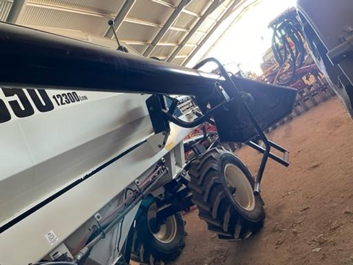 Photo 2. Bourgault 6350 Air Cart